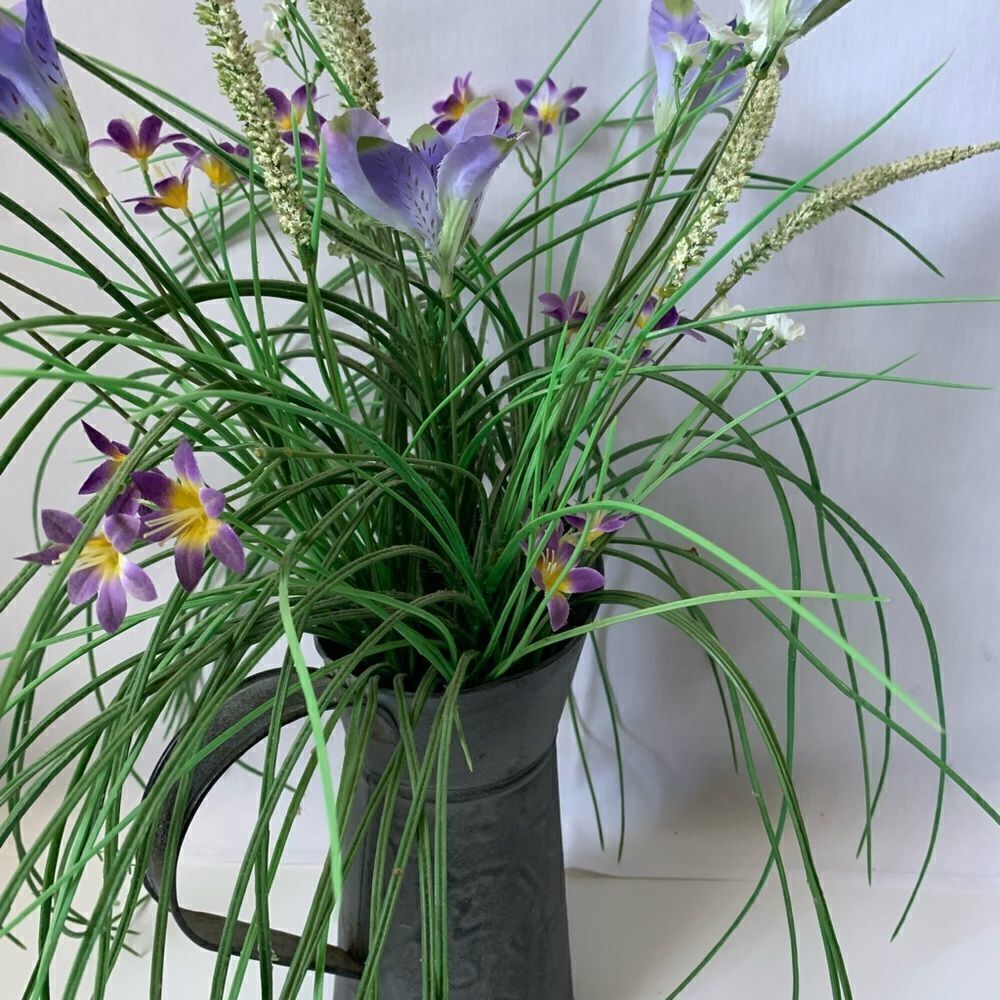 Floral Arrangement Centerpiece - Picture 2 of 7